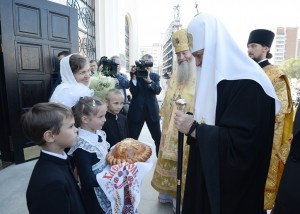 Патриарха встречают воспитанники православной гимназии
